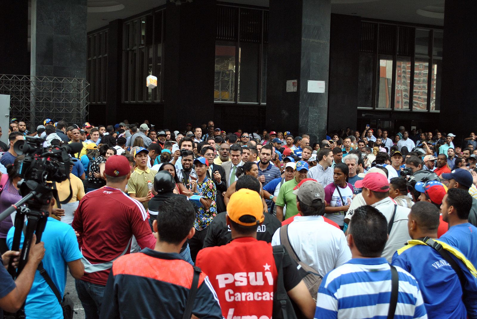 Partidarios del gobierno y opositores se enfrentan a golpes por referendo revocatorio contra Maduro