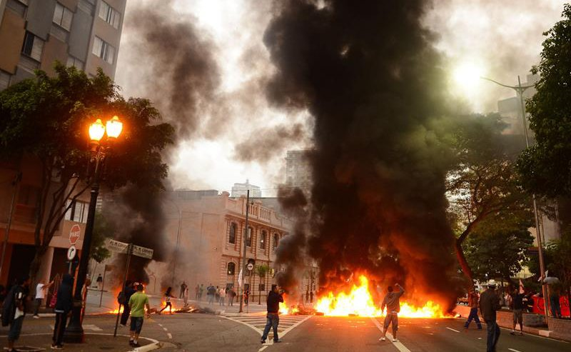 Partidarios de la mandataria brasileña bloquean carreteras en protesta por impeachment