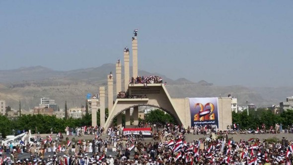 هكذا واجهت الجماهير اليمنية الطائرات السعودية في ذكرى الوحدة