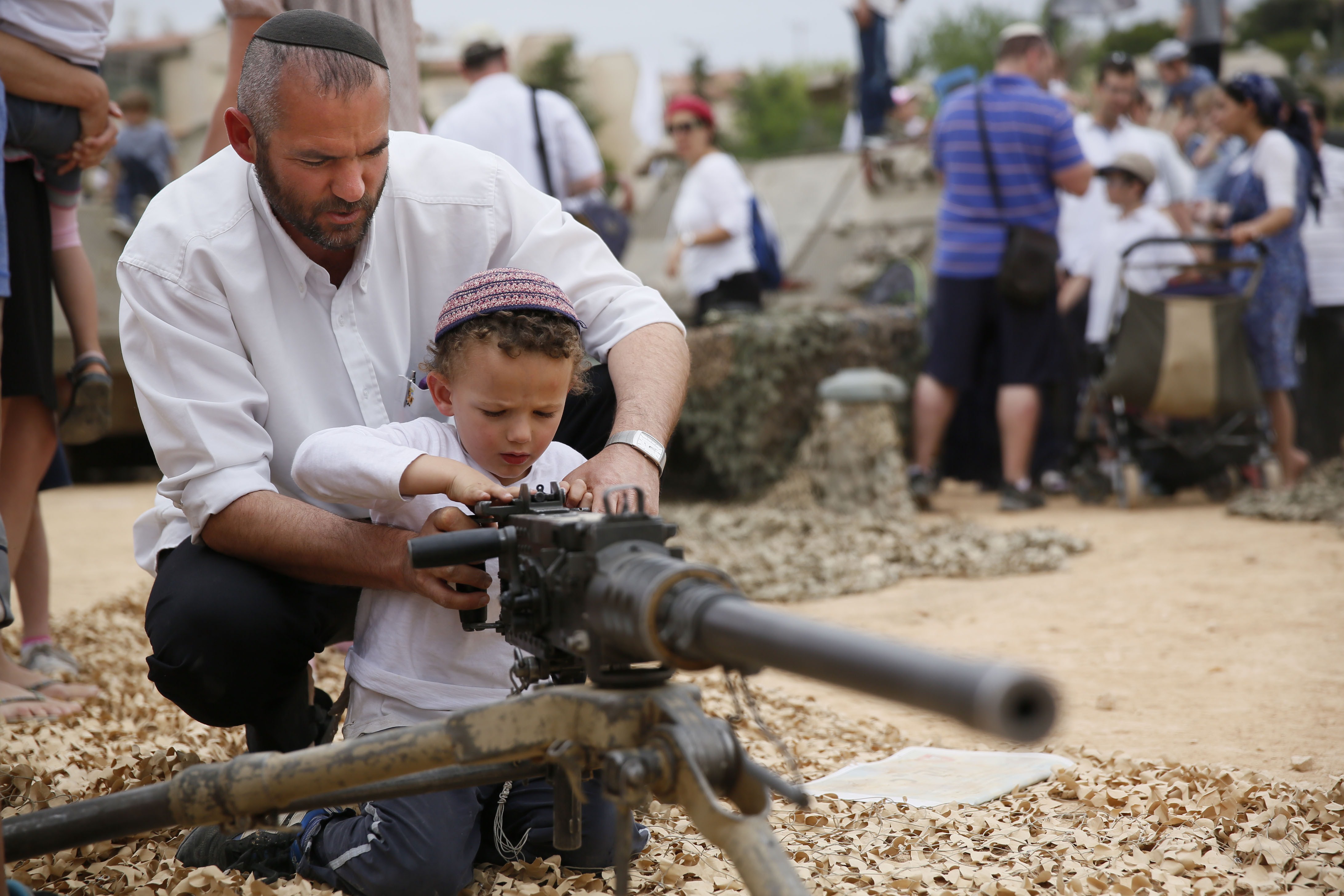 Policía israelí entrena a los niños israelíes manejar las armas