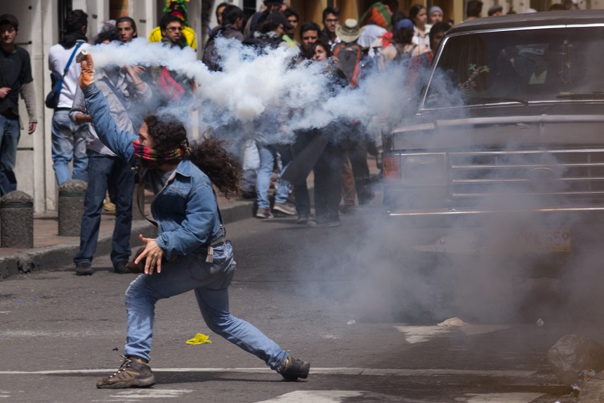 Represión policial deja decenas heridos en Bogotá
