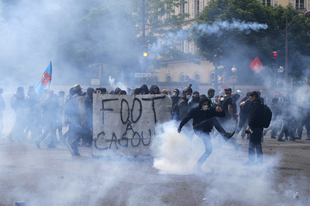 French Police Violently Suppress Protestors in Paris