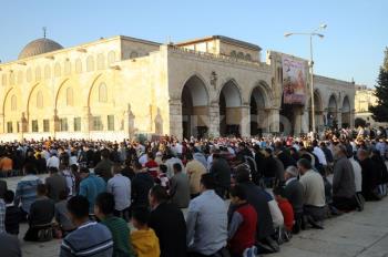 Palestinians Defy Israeli Regime, Massively Attend Al-Aqsa Friday Prayers