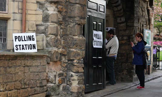 Abren los colegios en el Reino Unido para votar sobre permanecer o salir de la UE