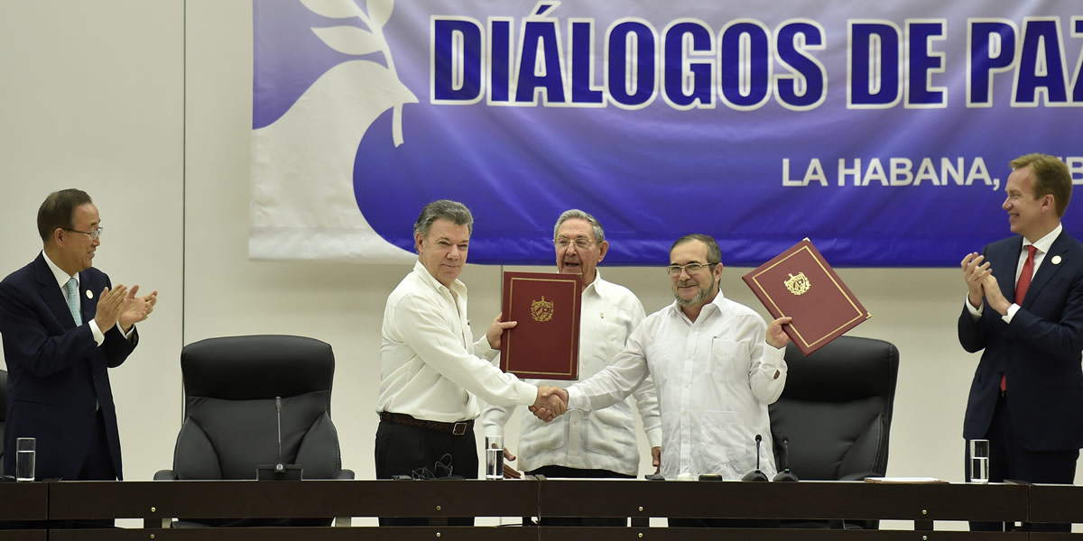 Gobierno de Colombia y las FARC firman acuerdo de alto el fuego definitivo
