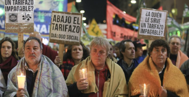 Argentinos protestan contra el aumento en tarifas de los servicios públicos