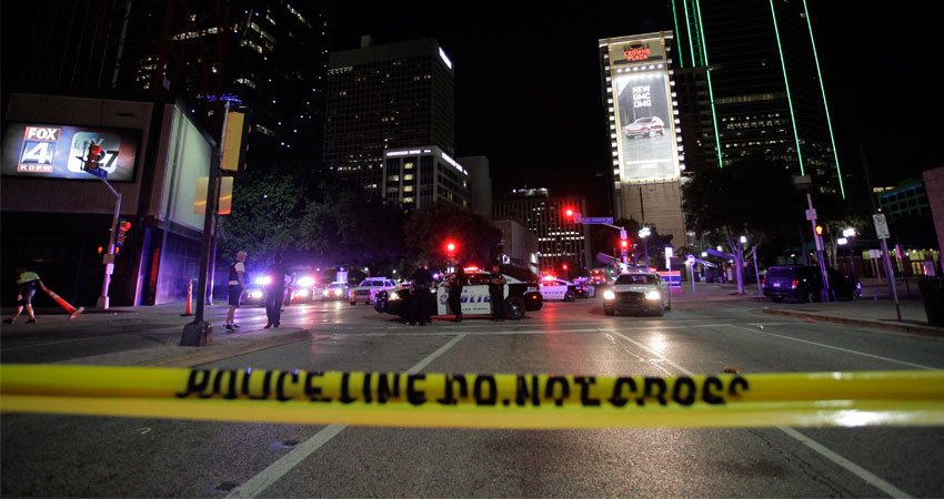 Otros tres policías resultaron heridos en tiroteos en EEUU