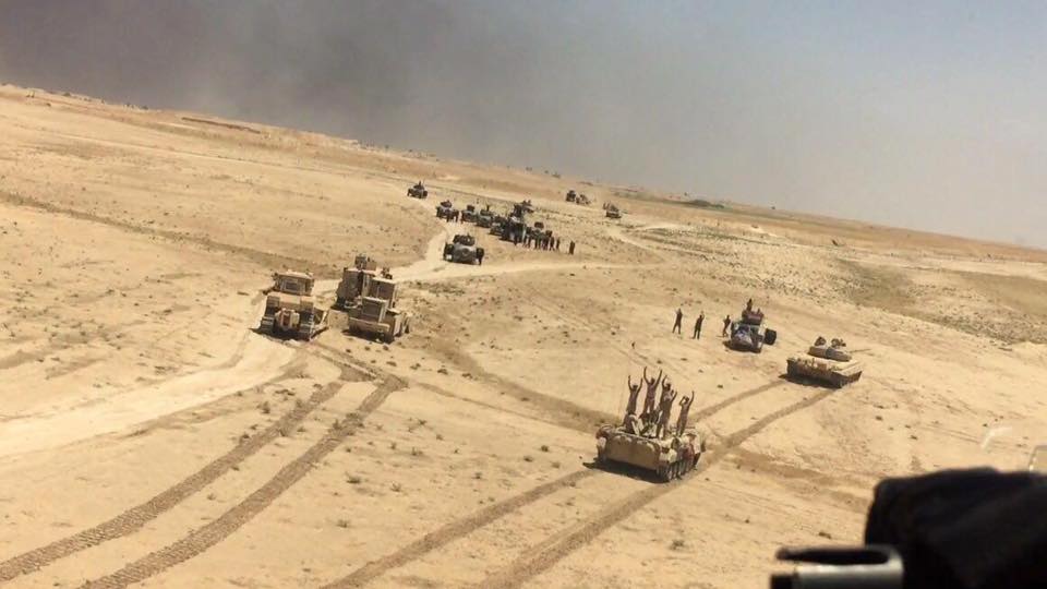 القوات العراقية تحرر قاعدة القيارة الجوية وتواصل تقدمها باتجاه الموصل
