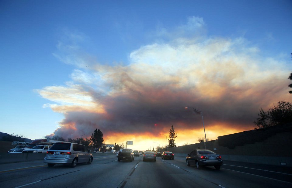 إجلاء المئات من منازلهم إثر حريق ضخم يلتهم لوس انجلوس