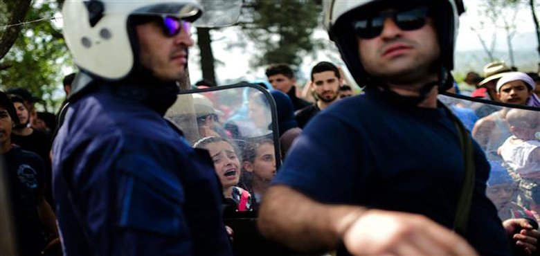 یونان، پناہ گزینوں کی حمایت میں مظاہرے، پولیس نے کیا حملہ
