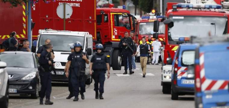 Tres muertos en toma de rehenes en una iglesia en Francia