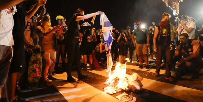 Manifestantes demócratas queman la bandera israelí en Filadelfia