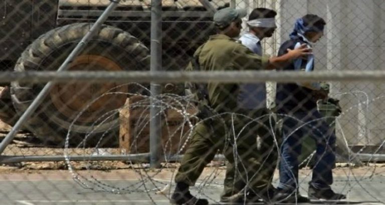 سلطات الإحتلال تعتقل 15 شاباً في الضفّة و 7 صيّادين في غزّة