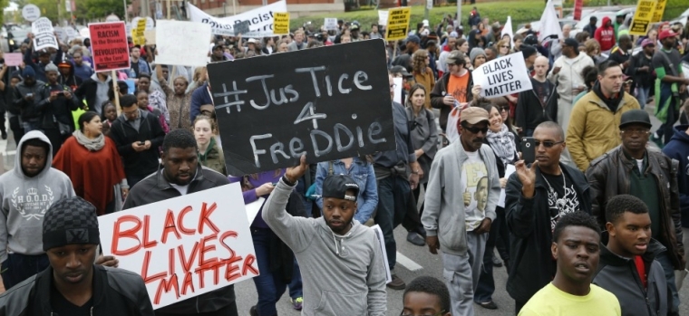 Protestan en EEUU tras retirada de cargos a policías por muerte de un negro