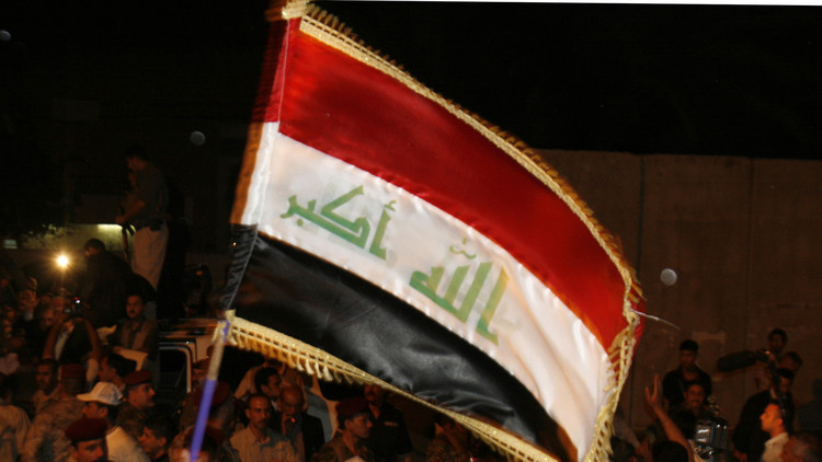 مقاومون يرفعو العلم العراقي وسط الموصل، وسط التنديد بتفجيرات الكرادة