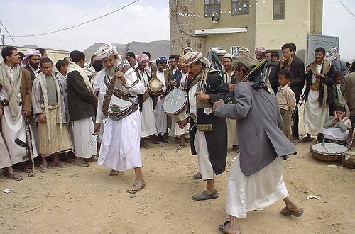عيد اليمنيين.. مقاتلون على الثغور وآخرون مهنئين