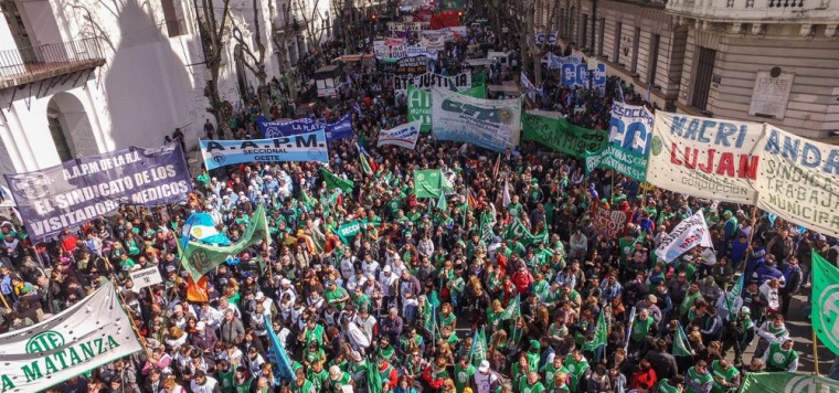 Miles de argentinos protestan contra reformas económicas del Gobierno de Macri