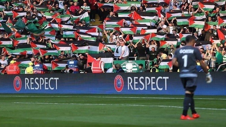 جماهير سلتيك الأسكتلندي يرفعون العلم الفلسطيني أمام فريق إسرائيلي