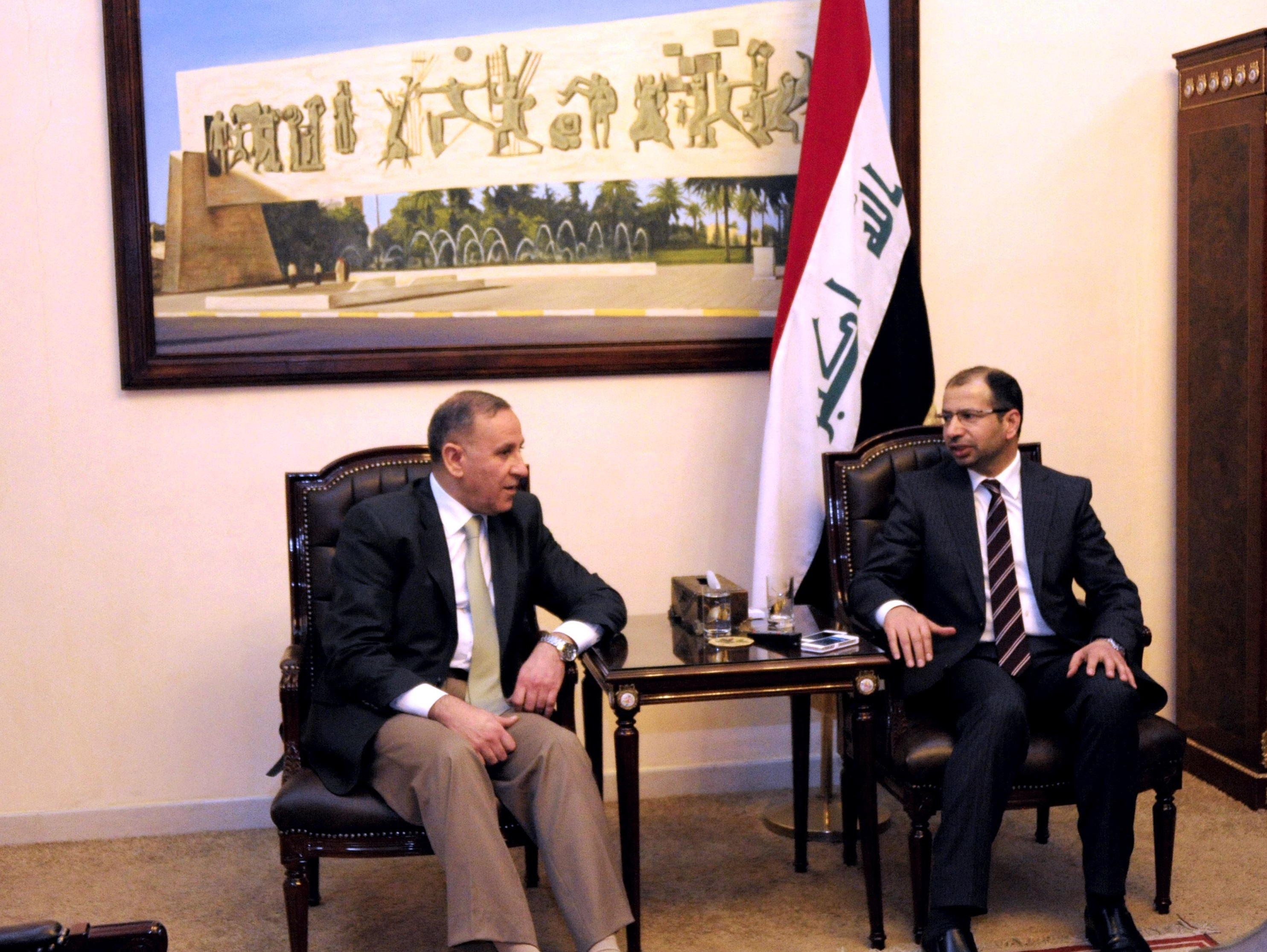 وزير الدفاع العراقي يتهم الجبوري ونائبه بالفساد
