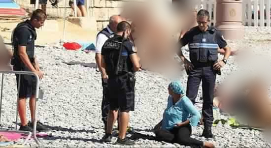 الداعشية العلمانية: الشرطة الفرنسية تجبر إمرأة على خلع البوركيني
