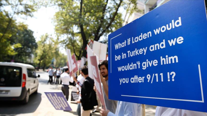 حشد كبير من الأتراك يتظاهرون إحتجاجاً على زيارة بايدن لأنقرة