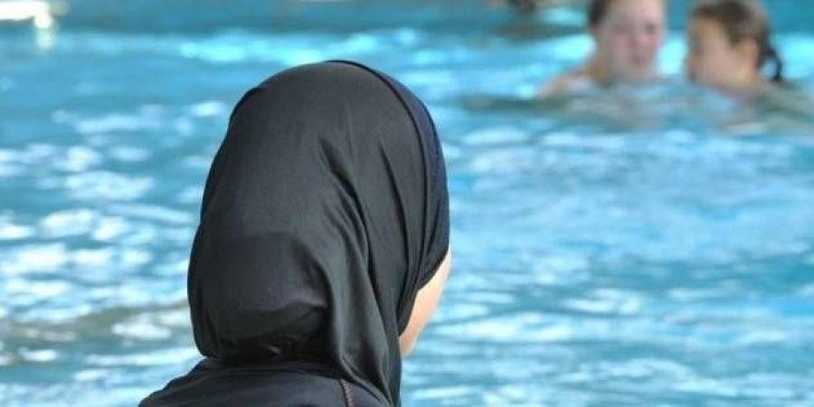 مجلس الدولة الفرنسي يعلق قرار منع ارتداء لباس البحر الإسلامي