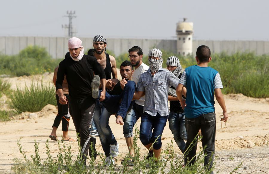 جنود الكيان الإسرائيلي يصيب شابين فلسطينين في قطاع غزة