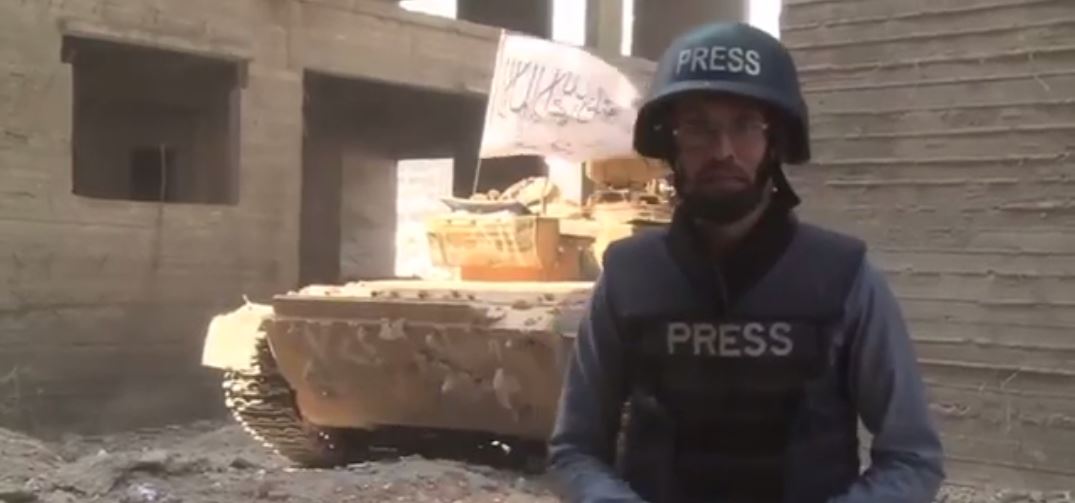 بالفيديو هذا ما حدث لمراسل الجزيرة في كلية المدفعية في حلب!
