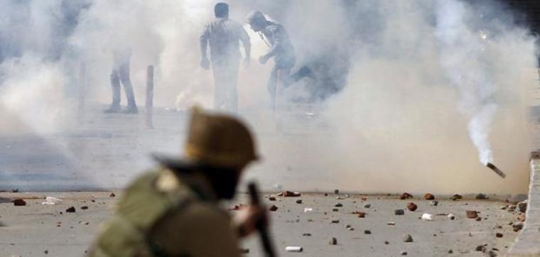 2 muertos y 25 heridos en nuevos enfrentamientos en Cachemira