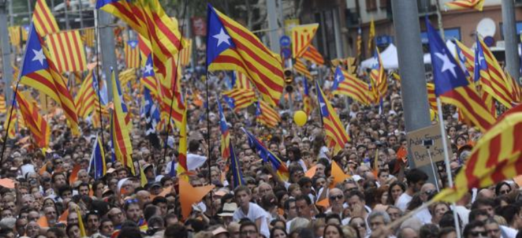 Miles de personas marchan a favor de la independencia de Cataluña