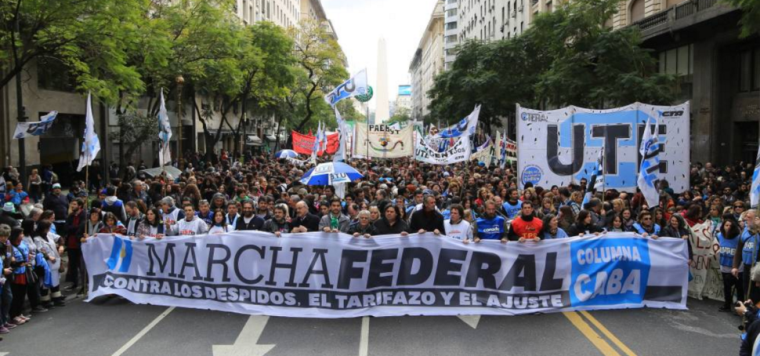 Decenas de miles de argentinos protestan contra políticas económicas de Macri