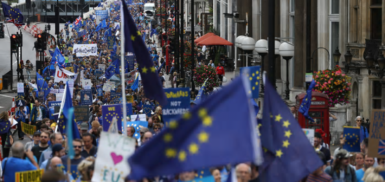 Miles de británicos protestan contra el Brexit en el Reino Unido
