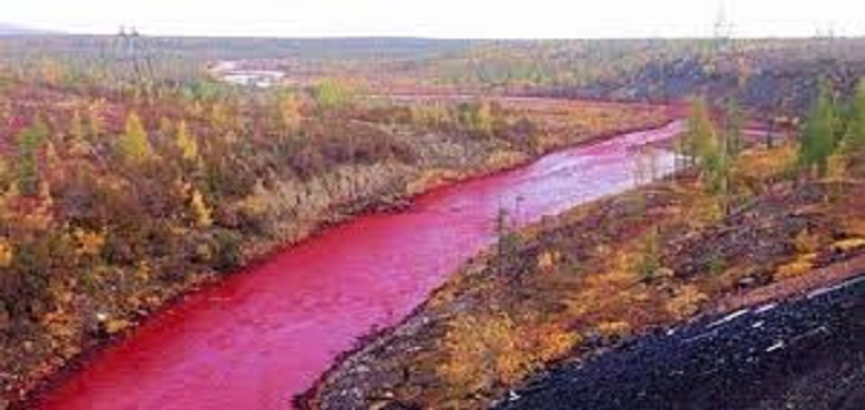 روس میں دریا کا رنگ اچانک سرخ کیوں ہو گیا؟