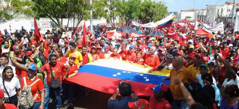 Venezolanos marchan a favor de la paz y el Gobierno de Maduro