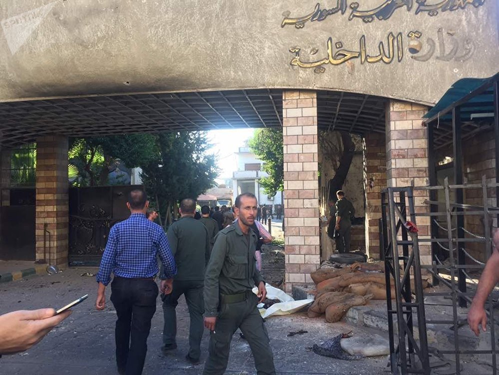 شهداء بثلاث تفجيرات انتحارية تستهدف مركز قيادة شرطة دمشق