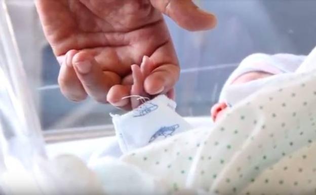 Nace el tercer ’bebé medicamento’ en Andalucía para curar la enfermedad rara de su hermano