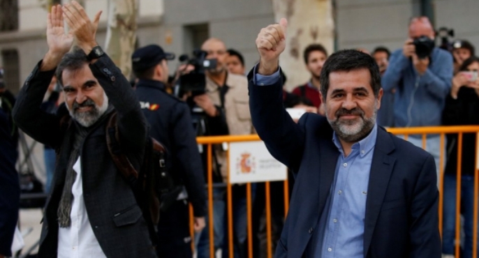 Justicia española encarcela a dos líderes catalanes por delitos de sedición