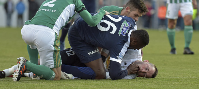 لاعب ينقذ حارس من الموت فيتوج بجائزة الروح
