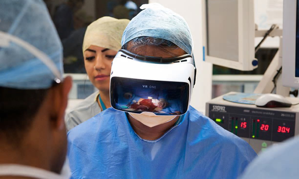 جراحون يضعون نظارات الواقع الإفتراضي لإجراء عملية جراحية