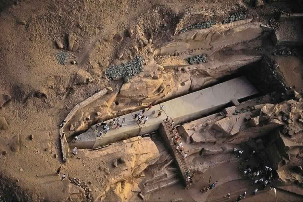 إكتشاف مسلة ملكية فرعونية في مصر