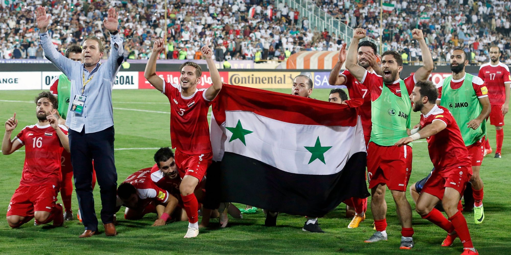 الغارديان: كرة القدم استطاعت أن توحد السوريين خلف منتخب بلادهم