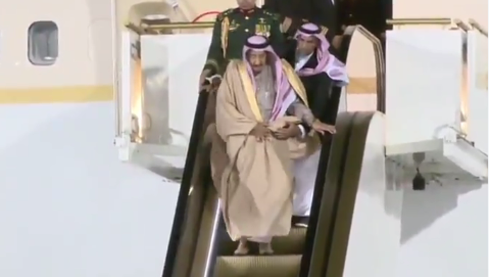 Saudi King Salman’s Golden Escalator Malfunctions During Russia Visit
