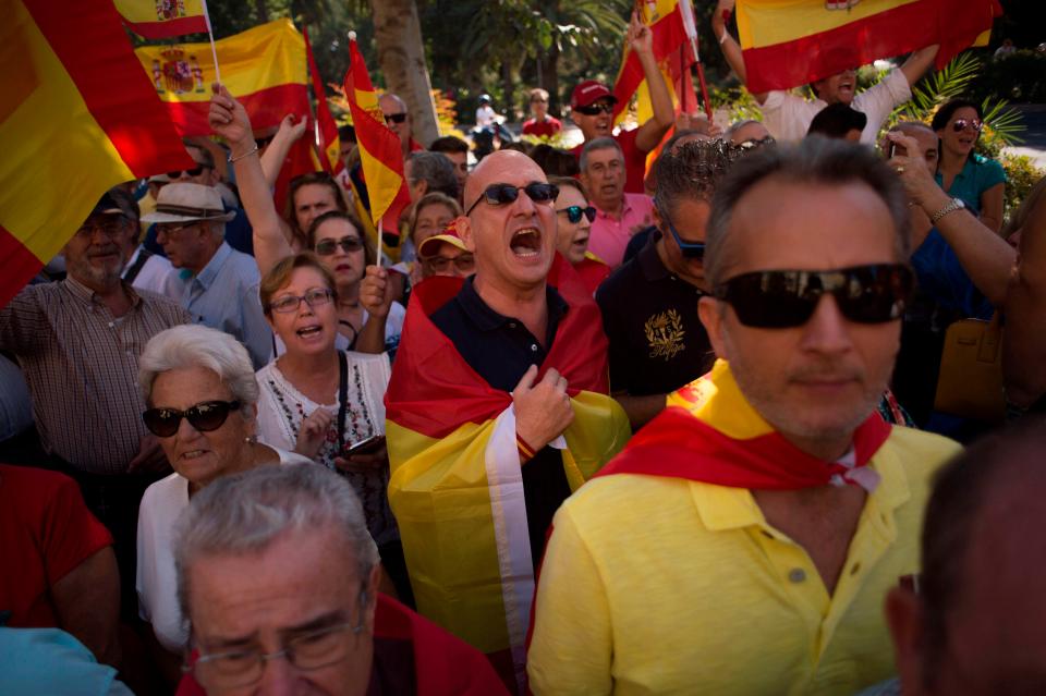 الإسبان يحتجون في الشوارع رفضا لاستقلال كتالونيا