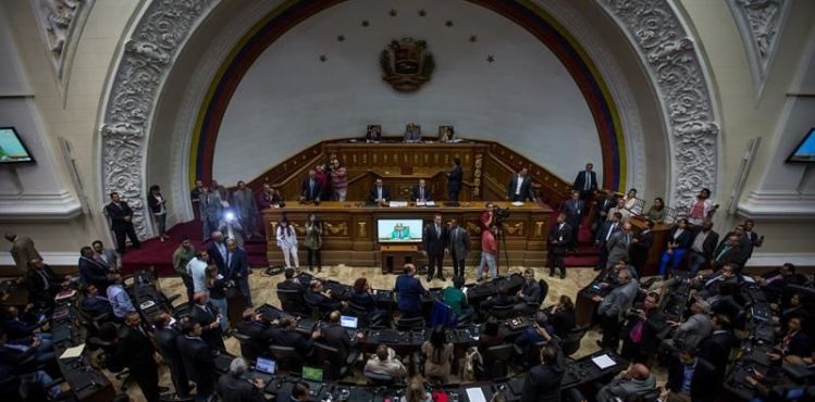 Parlamento venezolano declaró a Maduro en “abandono del cargo”