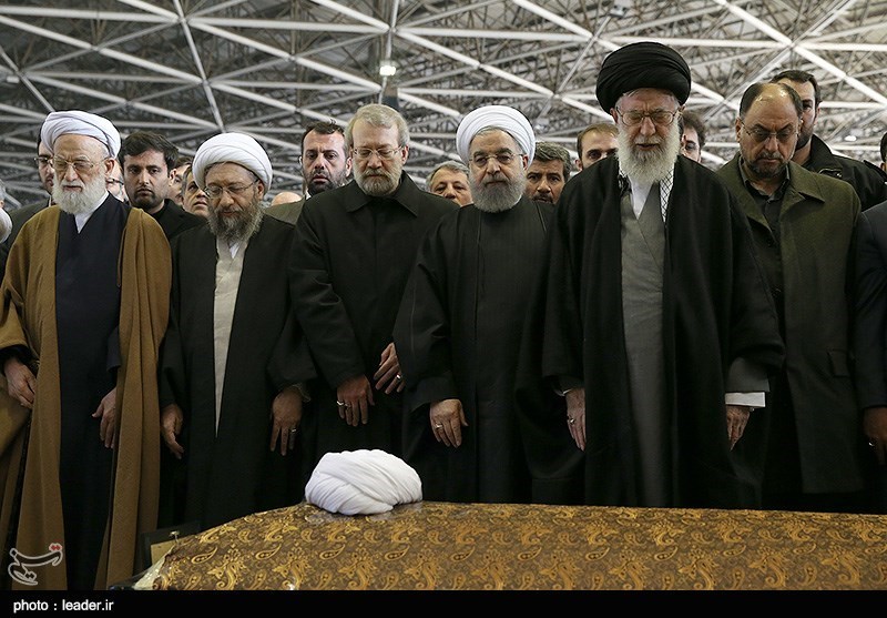 بالفيديو.. قائد الثورة يصلي على جثمان الفقيد هاشمي رفسنجاني