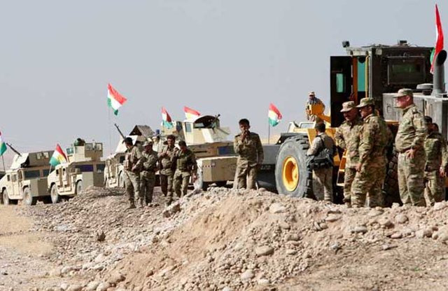 حفر خندق توسط پیشمرگ‌ها برای جلوگیری از ورود نیروهای عراقی به اقلیم کردستان