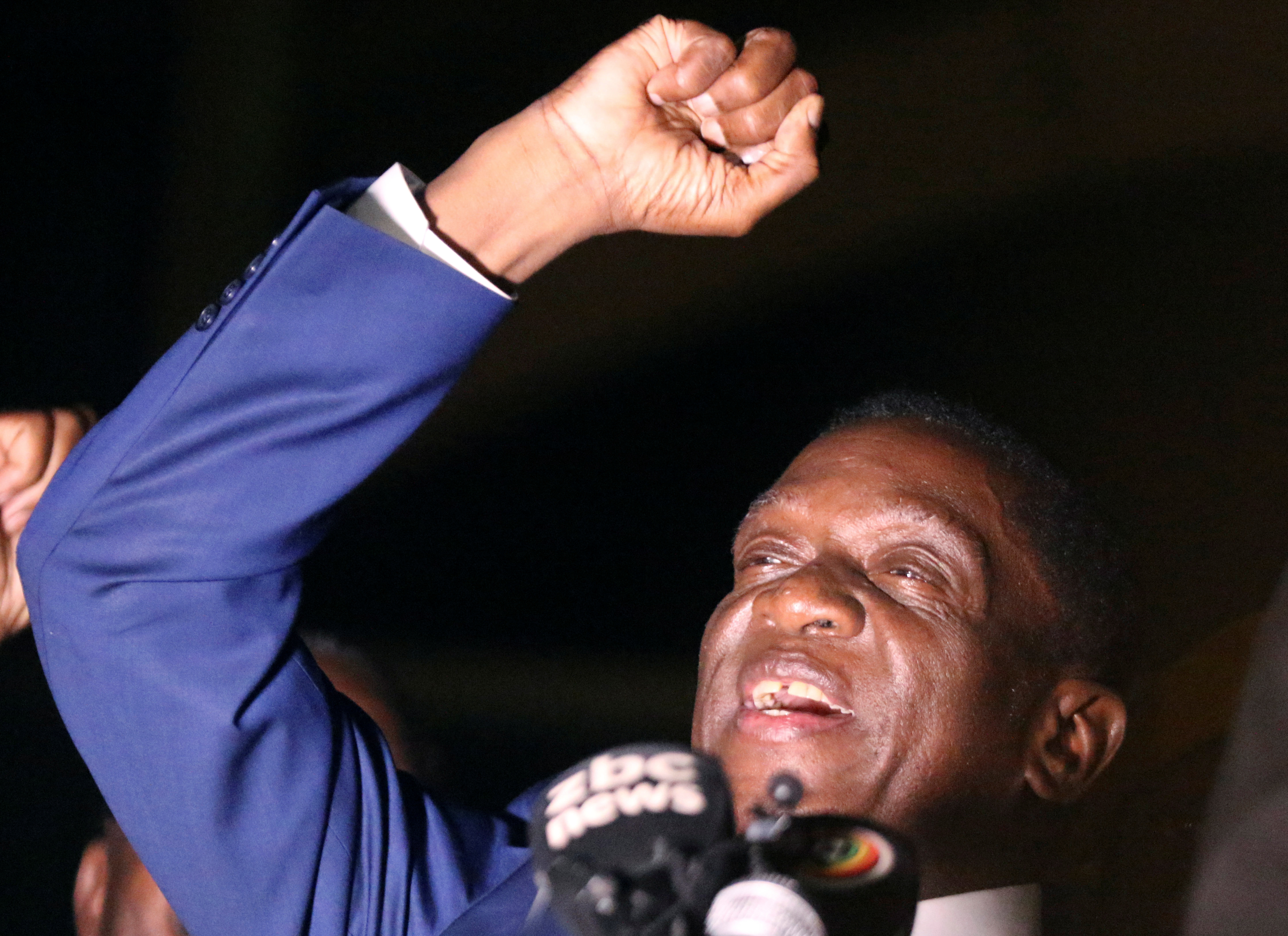 زيمبابوى تعلن بداية ديمقراطية جديدة بعد عزل موغابي