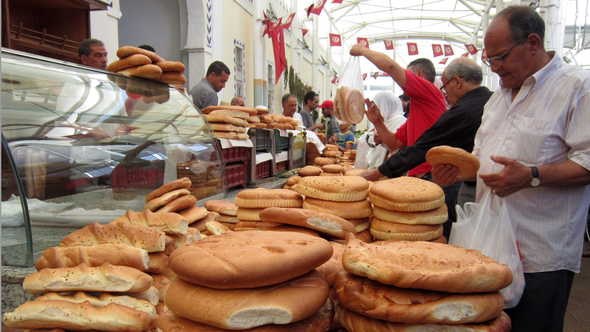 تونس: رفع أسعار البنزين والخبز العام القادم