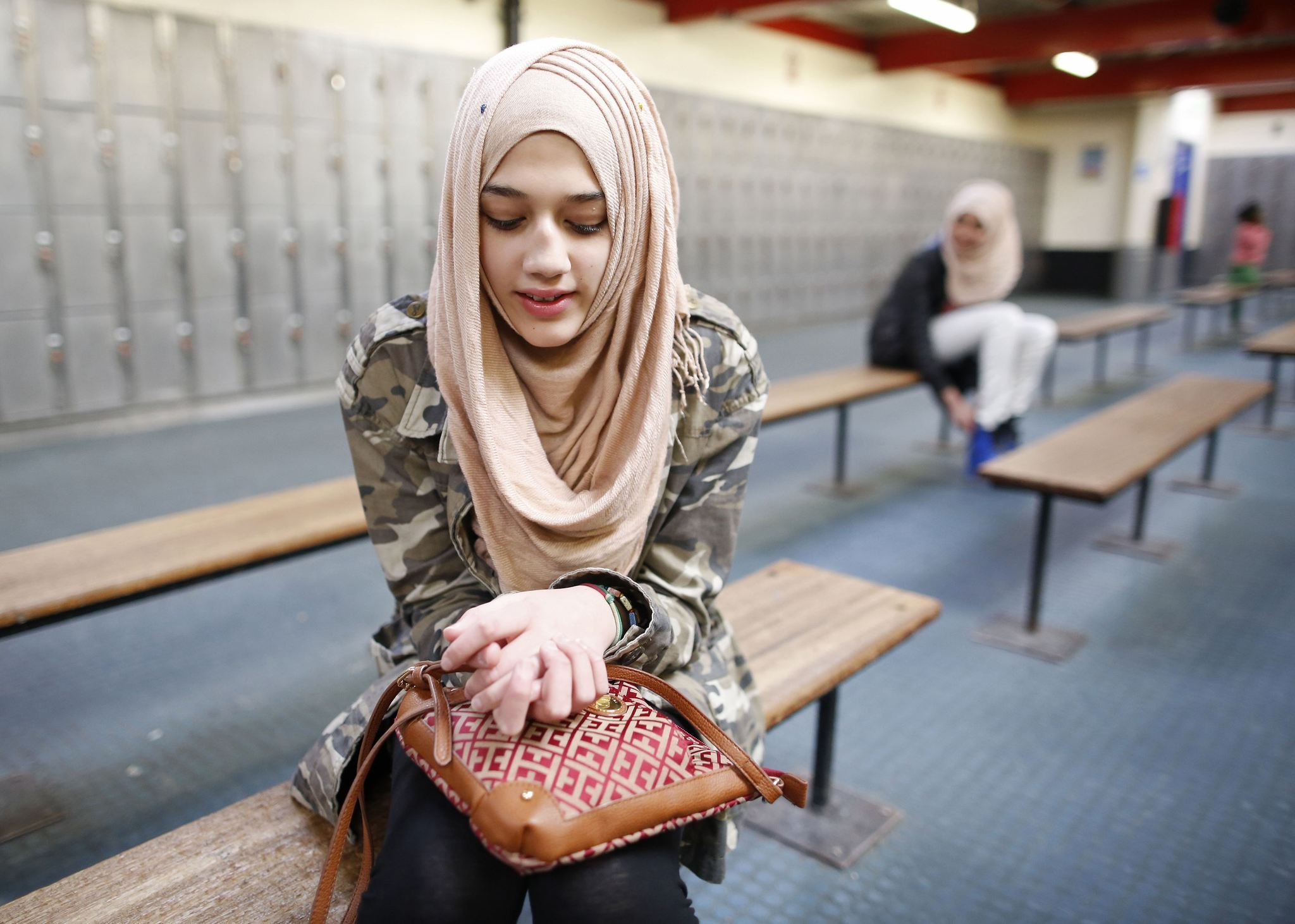 فتاة مسلمة تتعرض للإعتداء والطرد من أحد مطاعم لندن