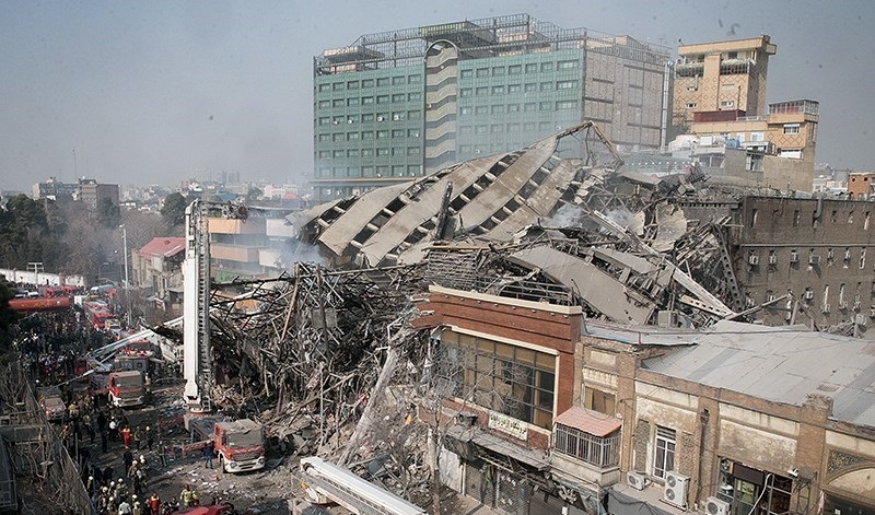بالصور والفيديو.. لحظة انهيار برج "بلاسكو" التجاري وسط طهران